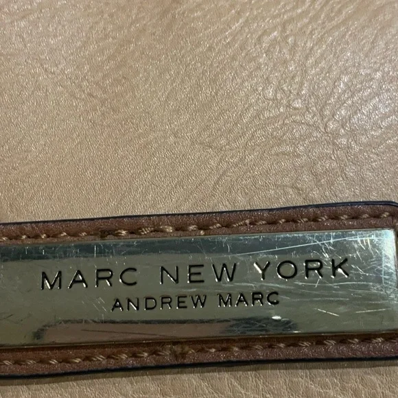 GUC Marc New York Crossbody 10X10 - Picture 11 of 11